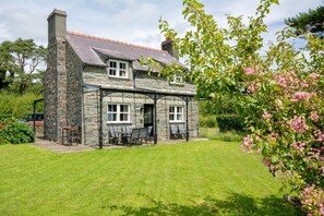 Exterior - Tan y Bryn - sleeps 8 guests  in 3 bedrooms (Pwllheli)