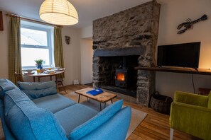 Een televisie en een open haard