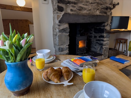 Dining. Ty Bach - sleeps 2 guests in 1 bedroom
