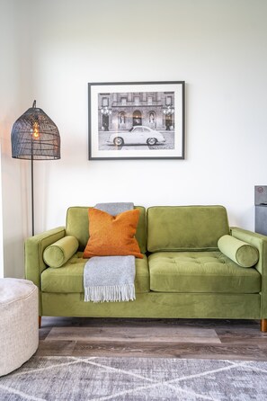 TV - Cadnant Lodge - sleeps 4 guests  in 1 bedroom (Llangefni)