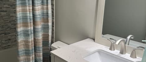 Baignoire Ă jets, sĂšche-cheveux, serviettes fournies, savon