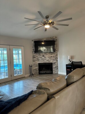 Smart TV, fireplace - Pensacola Getaway - close to NAS & Perdido Key! Large backyard with fruit trees (Pensacola)