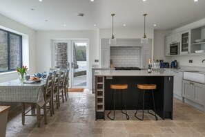 Een koelkast, een microgolfoven, een vaatwasser, een broodrooster