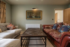 TV, fireplace - Hiraethog - sleeps 8 guests  in 3 bedrooms (Menai Bridge)