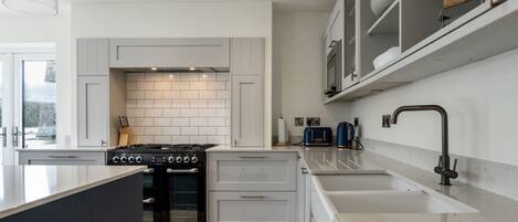 Frigorífico, microondas, lavavajillas y tostadora