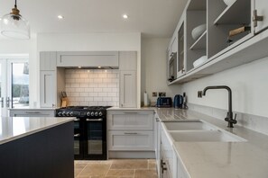 Een koelkast, een microgolfoven, een vaatwasser, een broodrooster