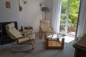 Een televisie, een open haard en boeken