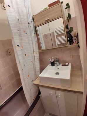ヘアドライヤー、タオル、石鹸、トイレットペーパー