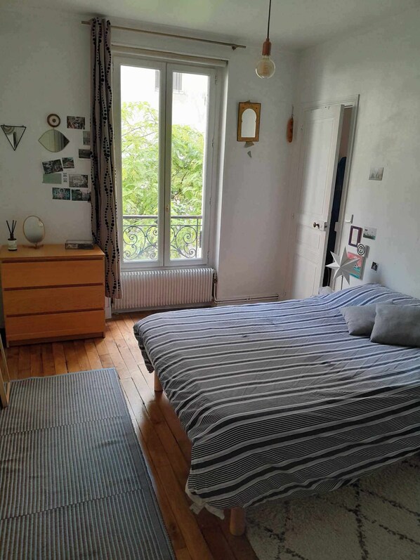 1 bedroom, iron/ironing board, WiFi, bed sheets - Appartement Calme et Cosy au Coeur de la Capitale (Paris)