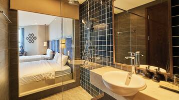 Habitación triple panorámica, 1 habitación, vista al mar | Baño | Regadera, regadera con hidromasaje, secadora de cabello, batas