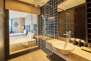 Habitación triple panorámica, 1 habitación, vista al mar | Baño | Regadera, regadera con hidromasaje, secadora de cabello, batas 
