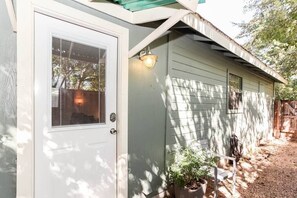 Exterior detail - Sweet Cottage Stay . Walkable and Hip Location (Austin)