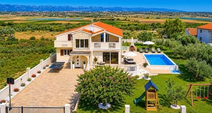Villa Maslina - Four Bedroom Villa, Sleeps 8