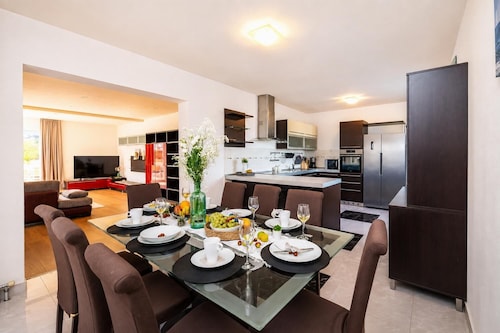 Villa Maslina - Four Bedroom Villa, Sleeps 8