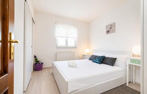 4 bedrooms, WiFi, bed sheets