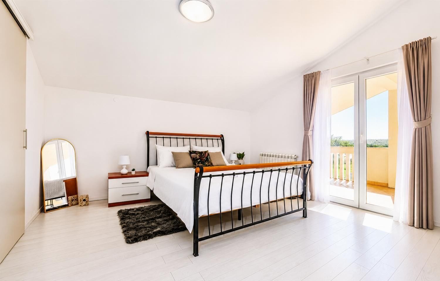 4 bedrooms, WiFi, bed sheets