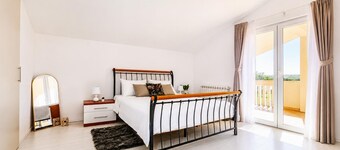 Villa Maslina - Four Bedroom Villa, Sleeps 8