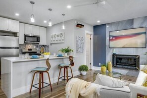 Kylskåp, mikrovågsugn, ugn och spishäll