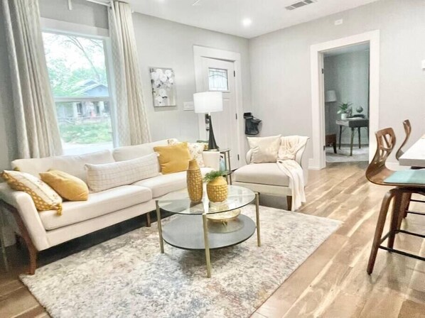 Smart-tv, eldstad och en stereo