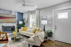 Smart-tv, eldstad och en stereo