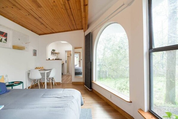 1 bedroom, iron/ironing board, travel crib, WiFi - East Austin Garden Cottage | Sweet and Private (Austin)