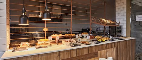 Tägliches Frühstücksbuffet (15 EUR pro Person)
