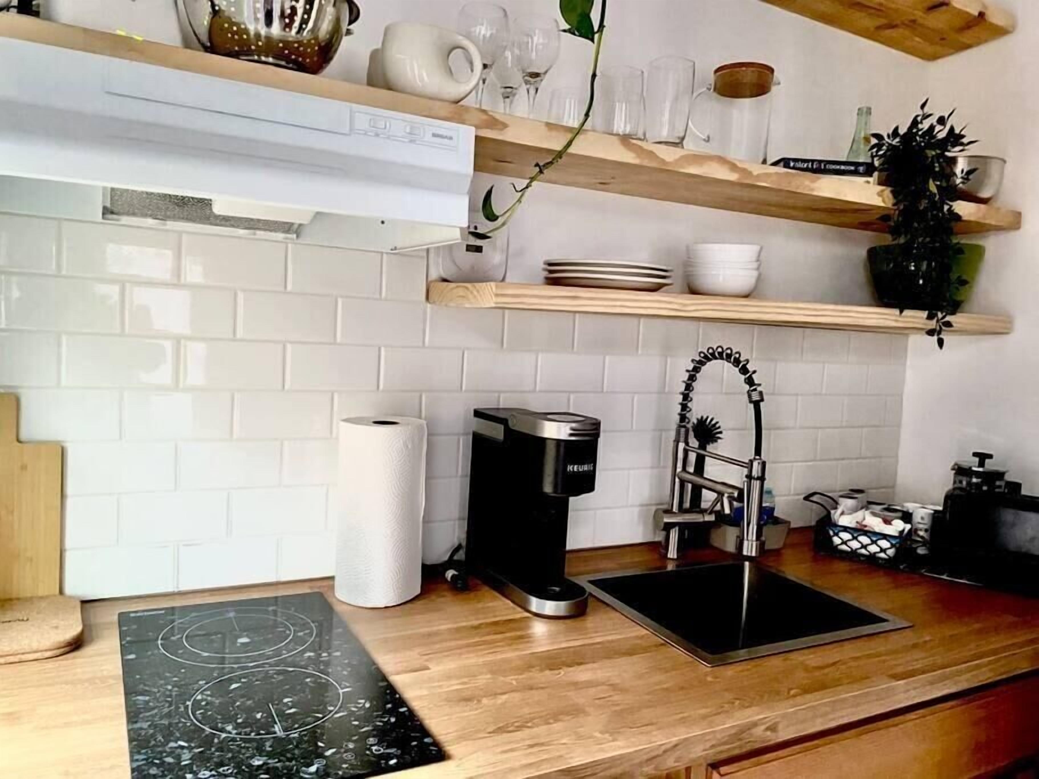 Kühlschrank, Herdplatte, Wasserkocher mit Kaffee-/Teezubehör, Toaster