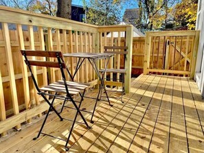 Outdoor dining - ATX Tiny House. Quick Trip to Zilker and ACL. (Austin)