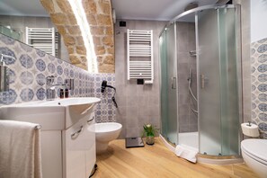 Douche, articles de toilette écologiques, sèche-cheveux, bidet