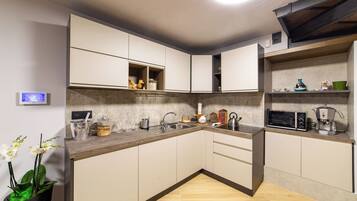 KĂŒhlschrank, Mikrowelle, Ofen, Wasserkocher mit Kaffee-/Teezubehör