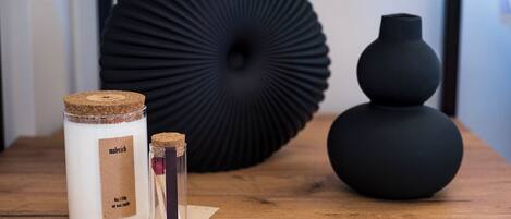 Een haardroger, handdoeken, zeep, toiletpapier