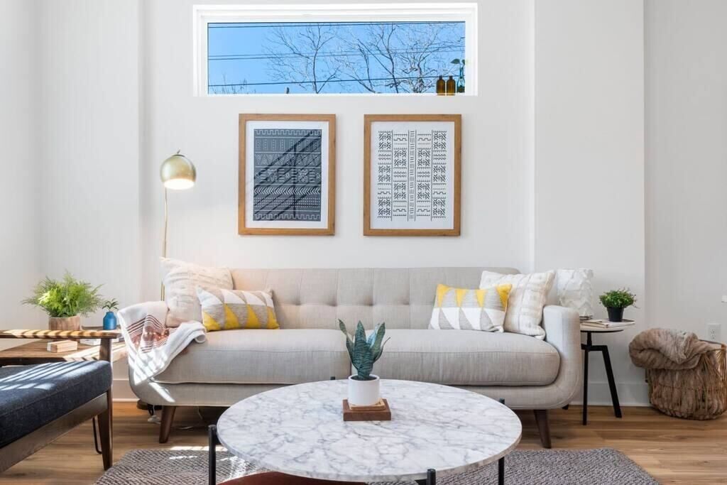 Sol House . Curated for Groups . 3 min to Airport