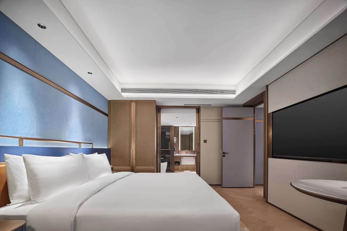 Suite, 1 King-Bett (Ambassador) | Zimmersafe, individuell dekoriert, individuell eingerichtet