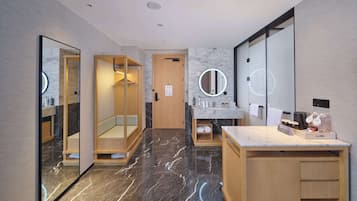 Un baño moderno con tocador, espejo y cabina de ducha.