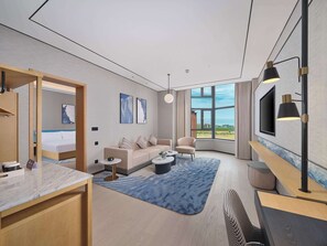 Deluxe-Suite, 1 King-Bett | Wohnbereich | Fernseher