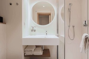 Kamer, 1 kingsize bed | Badkamer met douche