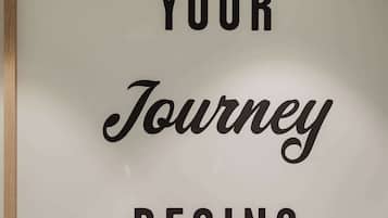 Ein Kaffeeangebot mit einem Schild, auf dem steht: 'YOUR Journey Begins'.