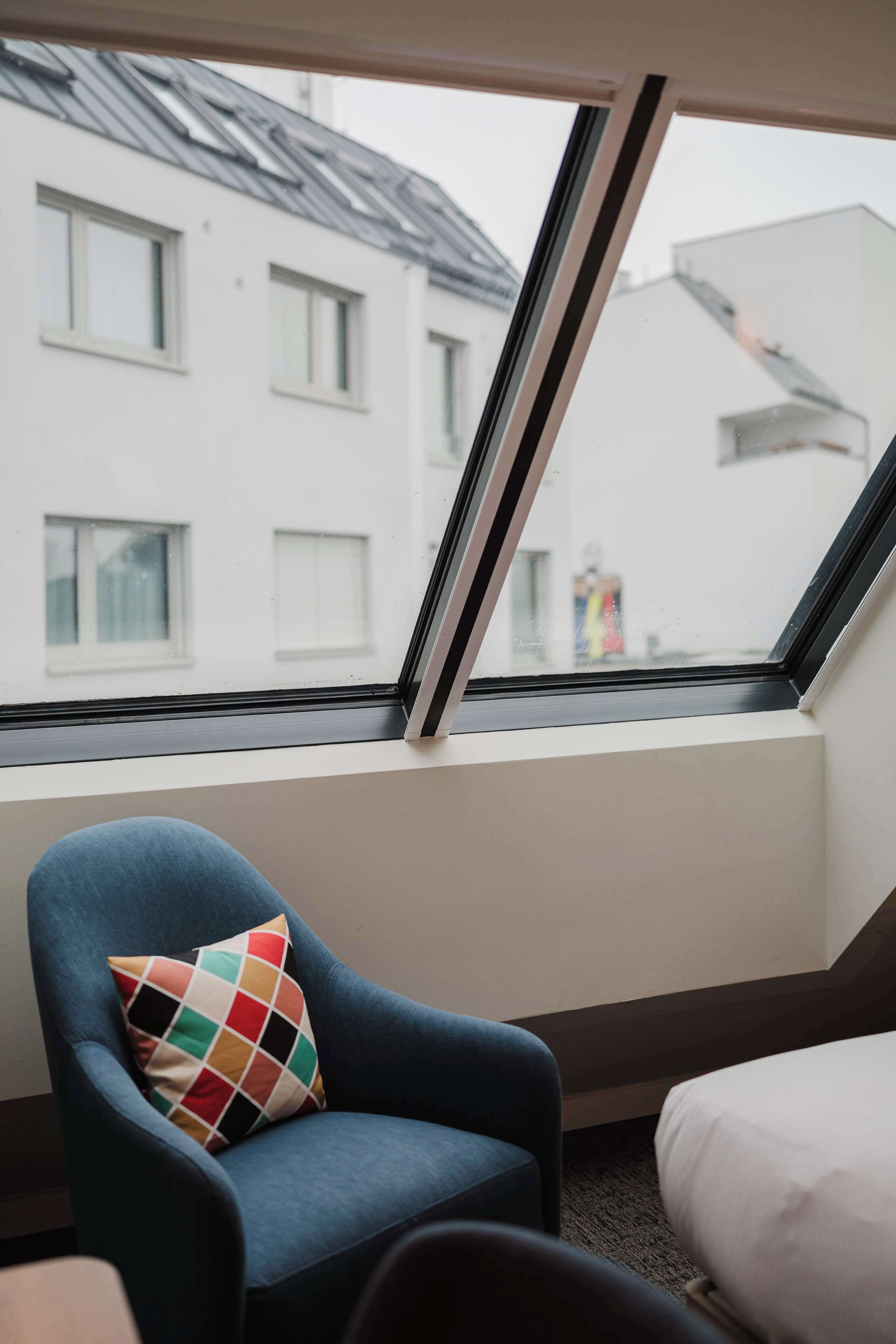 Room, 1 Queen Bed | In-room safe, desk, blackout drapes, soundproofing