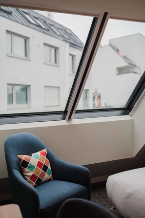 Room, 1 Queen Bed | In-room safe, desk, blackout drapes, soundproofing - Hampton By Hilton Vienna City West (Vienna)