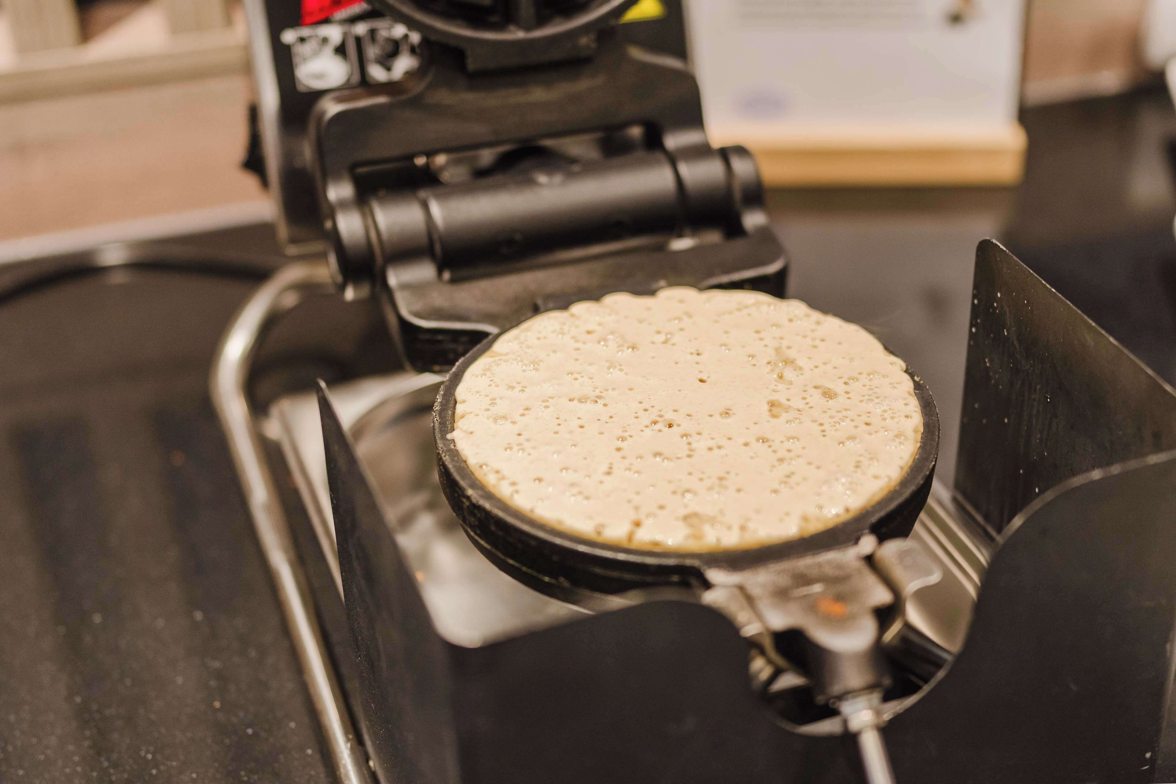 Een bakplaat met een pannenkoek erop.