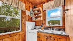 Private kitchen - Lake Front 2 Bedroom Cabin,6, With a Pool and Bar & Grill (Smithville)