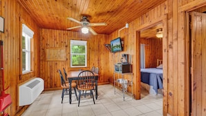 2 bedrooms, bed sheets - Lake Front 2 Bedroom Cabin,6, With a Pool and Bar & Grill (Smithville)