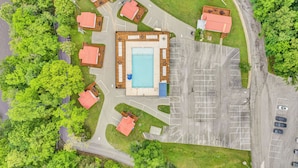 Exterior - Lake Front 2 Bedroom Cabin,6, With a Pool and Bar & Grill (Smithville)