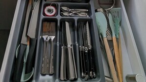 A kitchen drawer with various utensils and a baking tray. - Madrid Mola ! (Madrid)