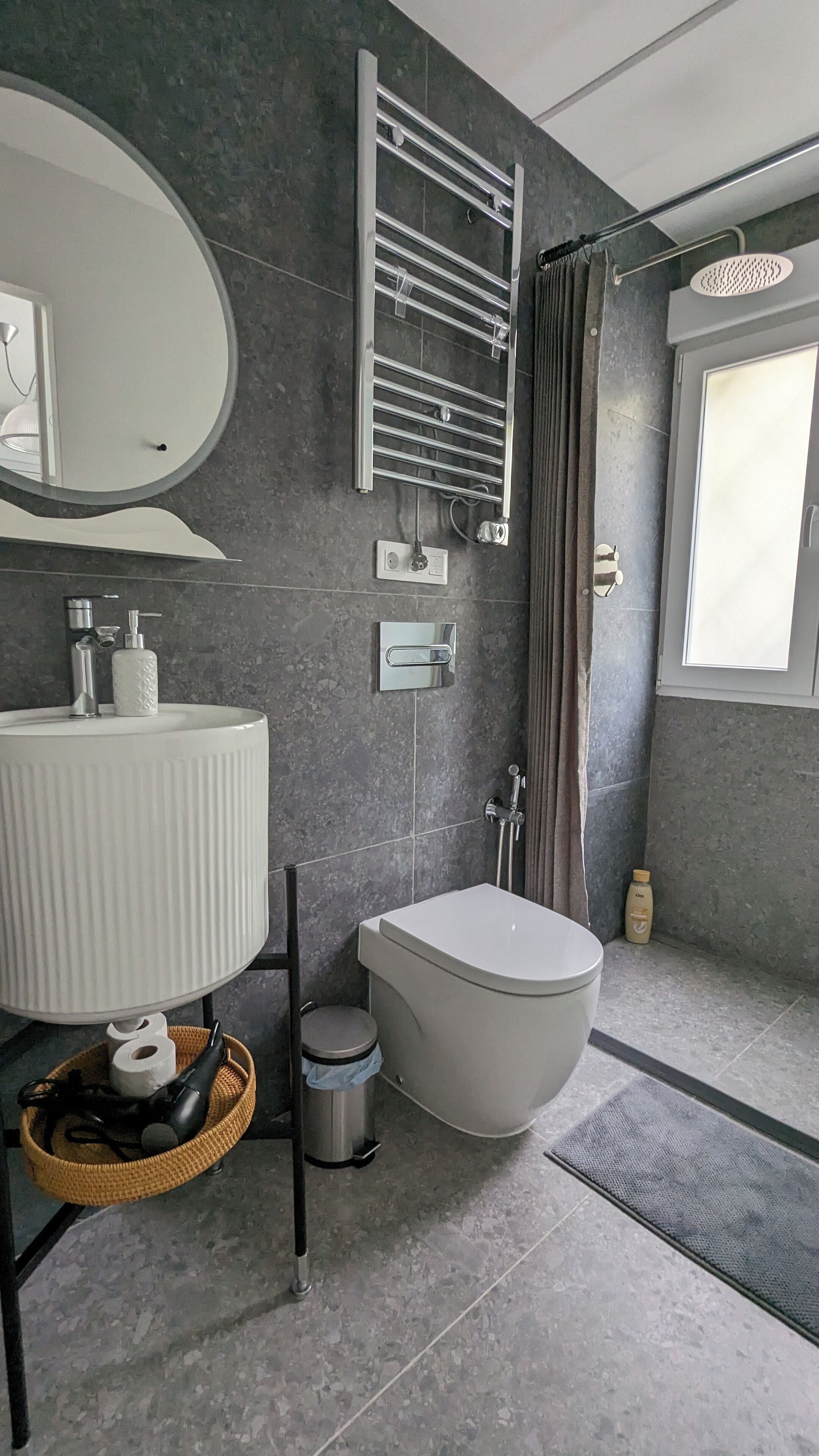 Sèche-cheveux, bidet, serviettes fournies, savon