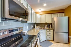 Microwave, oven, stovetop, dishwasher - Big Sky Condo: Half Mi to Base! (Big Sky)