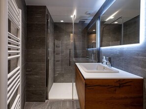 Shower - 200m from shops, 2nd floor, terrace, fireplace or stove, parking, tv, ski locker, 95m² (Méribel - Les Allues)
