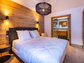 3 bedrooms, WiFi, bed sheets - 2nd floor, terrace, fireplace or stove, parking, tv, ski locker, 95m², Méribel-Mottaret (Méribel - Les Allues)