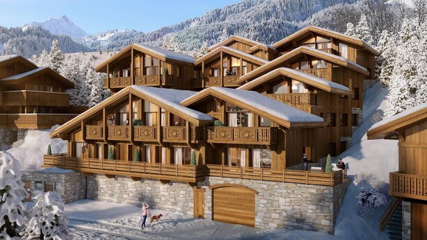 Un chalet en bois à plusieurs étages, doté de balcons, qui se dresse sur fond de montagnes enneigées.