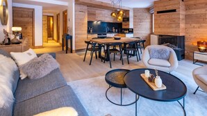Un salon moderne avec un canapé, une table basse et un coin repas.